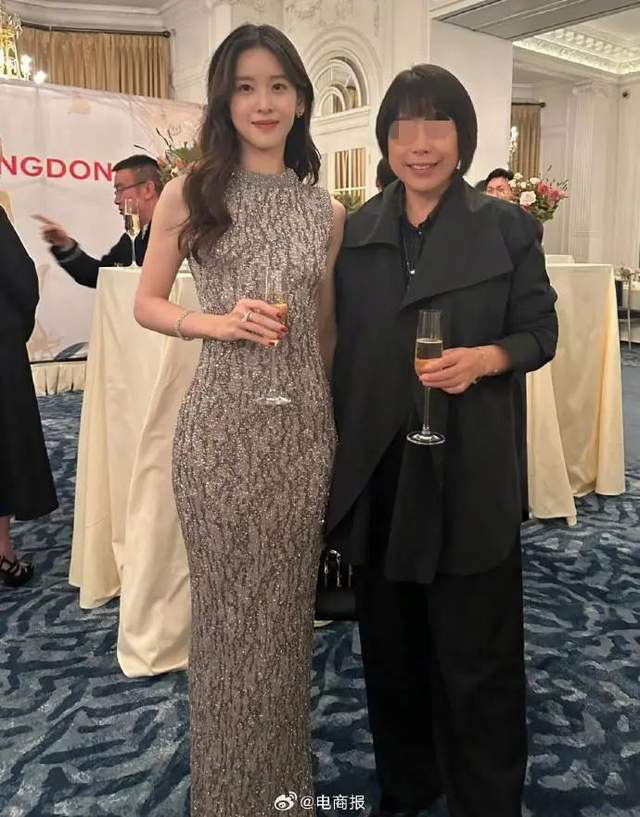 妹妹太漂亮了紧身礼服公开亮相气质非凡ag旗舰厅app刘强东没看走眼奶茶(图2)